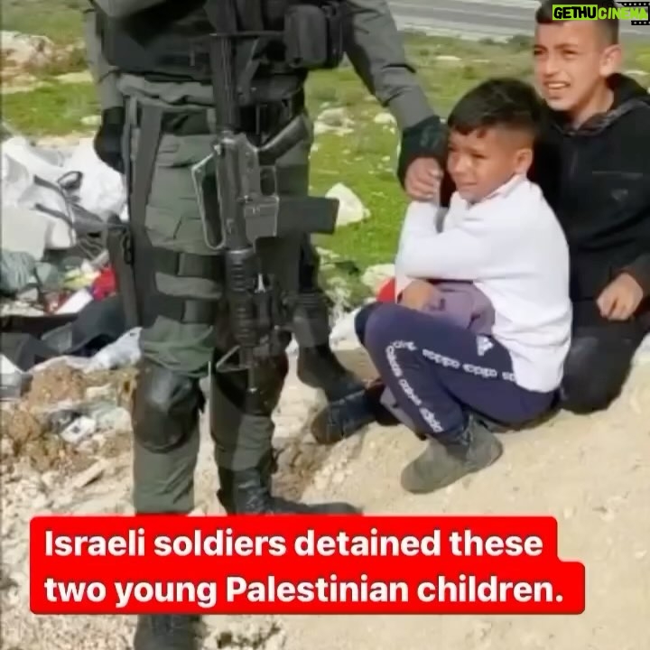 Nesreen Tafesh Instagram - في مستنقع هذه الأرض .. حثالة الأرض .. يأسرون أطفال فلسطين .. يسرقون طفولتهم و شبابهم .. يشربون دمائهم .. يخبؤون اعضائهم و جلودهم .. أي زمن عبثي سافل ذلك الذي نعيش فيه 💔 مبروك عودة أسرانا لحضن أهلهم .. و الحرية للبقية .. و الصبر لقلوبنا 💔 #freepalestine 🇵🇸✌🏻 In the swamp of this earth .. the scum of earth the ( Zionist).. they capture the children of Palestine.. steal their childhood and youth.. drink their blood.. steal their organs and skin.. What an absurd, despicable time that we live in 💔 Congratulations on the return of our captives (hostages) to the embrace of their families.. and may freedom for the remaining ones follow soon.. may patience fill our hearts 💔