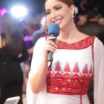 Nesreen Tafesh Instagram - على هذه الأرض ما يستحق الحياة ♥️✌🏻🇵🇸 هكذا طرزت كلمات أسطورة فلسطين الشاعر محمود درويش بأنامل مصممة الأزياء الفلسطينية هبة زغلول المقيمة في أميركا على خصر هذا الثوب الفلسطيني المصمم بطريقة معاصرة (الصورة عمرها سنتين) .. نحن شعب بطولات .. و نحن أيضا شعب مبدع يحب الحياة ما استطاع اليها سبيلا شعب مثقف متعلم محب .. حاملين معنا حب فلسطين في قلوبنا اينما كنا .. الثوب الفلسطيني هو عنوان السلام و الجمال و الحرية المستمد من جمال فلسطين العظيمة الحرة .. عائدون 🇵🇸 و صباحكم نصر✌🏻 حافظو على معنوياتكم عالية و اهتمو بسلامكم النفسي لتعودو اقوى و لتستمروا بنصرتهم بالتوعية او بالنشر بالدعاء بصورة بأغنية تراثية بإيمانك بالنصر ، قضية فلسطين ليست ترند استمرو بالنشر 🇵🇸✊🏻♥️✌🏻