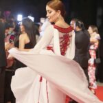 Nesreen Tafesh Instagram - على هذه الأرض ما يستحق الحياة ♥️✌🏻🇵🇸 هكذا طرزت كلمات أسطورة فلسطين الشاعر محمود درويش بأنامل مصممة الأزياء الفلسطينية هبة زغلول المقيمة في أميركا على خصر هذا الثوب الفلسطيني المصمم بطريقة معاصرة (الصورة عمرها سنتين) .. نحن شعب بطولات .. و نحن أيضا شعب مبدع يحب الحياة ما استطاع اليها سبيلا شعب مثقف متعلم محب .. حاملين معنا حب فلسطين في قلوبنا اينما كنا .. الثوب الفلسطيني هو عنوان السلام و الجمال و الحرية المستمد من جمال فلسطين العظيمة الحرة .. عائدون 🇵🇸 و صباحكم نصر✌🏻 حافظو على معنوياتكم عالية و اهتمو بسلامكم النفسي لتعودو اقوى و لتستمروا بنصرتهم بالتوعية او بالنشر بالدعاء بصورة بأغنية تراثية بإيمانك بالنصر ، قضية فلسطين ليست ترند استمرو بالنشر 🇵🇸✊🏻♥️✌🏻