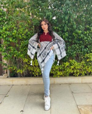 Nesreen Tafesh Instagram - أنا لا أنساكي فلسطين..
و يشد يشد بي البعد ..
أنا في أفيائك نسرين .. 
أنا زهر الشوك أنا الورد 🌹
تصميم التطريز الفلسطيني اليدوي مع الكوفية الفلسطينية انعملت بايدي سيدات من مدينة الناصرة شكرا حبيبتي إيمان بسيوني عالهديه الغالية @emanbasiony 🇵🇸♥️✌🏻 
Hair style : @maherderke