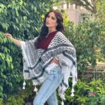 Nesreen Tafesh Instagram - أنا لا أنساكي فلسطين.. و يشد يشد بي البعد .. أنا في أفيائك نسرين .. أنا زهر الشوك أنا الورد 🌹 تصميم التطريز الفلسطيني اليدوي مع الكوفية الفلسطينية انعملت بايدي سيدات من مدينة الناصرة شكرا حبيبتي إيمان بسيوني عالهديه الغالية @emanbasiony 🇵🇸♥️✌🏻 Hair style : @maherderke