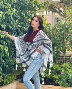 Nesreen Tafesh Instagram - أنا لا أنساكي فلسطين..
و يشد يشد بي البعد ..
أنا في أفيائك نسرين .. 
أنا زهر الشوك أنا الورد 🌹
تصميم التطريز الفلسطيني اليدوي مع الكوفية الفلسطينية انعملت بايدي سيدات من مدينة الناصرة شكرا حبيبتي إيمان بسيوني عالهديه الغالية @emanbasiony 🇵🇸♥️✌🏻 
Hair style : @maherderke