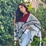 Nesreen Tafesh Instagram - أنا لا أنساكي فلسطين.. و يشد يشد بي البعد .. أنا في أفيائك نسرين .. أنا زهر الشوك أنا الورد 🌹 تصميم التطريز الفلسطيني اليدوي مع الكوفية الفلسطينية انعملت بايدي سيدات من مدينة الناصرة شكرا حبيبتي إيمان بسيوني عالهديه الغالية @emanbasiony 🇵🇸♥️✌🏻 Hair style : @maherderke