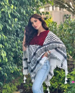 Nesreen Tafesh Instagram - أنا لا أنساكي فلسطين..
و يشد يشد بي البعد ..
أنا في أفيائك نسرين .. 
أنا زهر الشوك أنا الورد 🌹
تصميم التطريز الفلسطيني اليدوي مع الكوفية الفلسطينية انعملت بايدي سيدات من مدينة الناصرة شكرا حبيبتي إيمان بسيوني عالهديه الغالية @emanbasiony 🇵🇸♥️✌🏻 
Hair style : @maherderke
