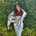 Nesreen Tafesh Instagram - أنا لا أنساكي فلسطين.. و يشد يشد بي البعد .. أنا في أفيائك نسرين .. أنا زهر الشوك أنا الورد 🌹 تصميم التطريز الفلسطيني اليدوي مع الكوفية الفلسطينية انعملت بايدي سيدات من مدينة الناصرة شكرا حبيبتي إيمان بسيوني عالهديه الغالية @emanbasiony 🇵🇸♥️✌🏻 Hair style : @maherderke