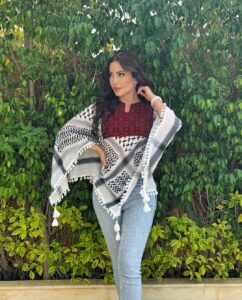 Nesreen Tafesh Instagram - أنا لا أنساكي فلسطين.. و يشد يشد بي البعد .. أنا في أفيائك نسرين .. أنا زهر الشوك أنا الورد 🌹 تصميم التطريز الفلسطيني اليدوي مع الكوفية الفلسطينية انعملت بايدي سيدات من مدينة الناصرة شكرا حبيبتي إيمان بسيوني عالهديه الغالية @emanbasiony 🇵🇸♥️✌🏻 Hair style : @maherderke