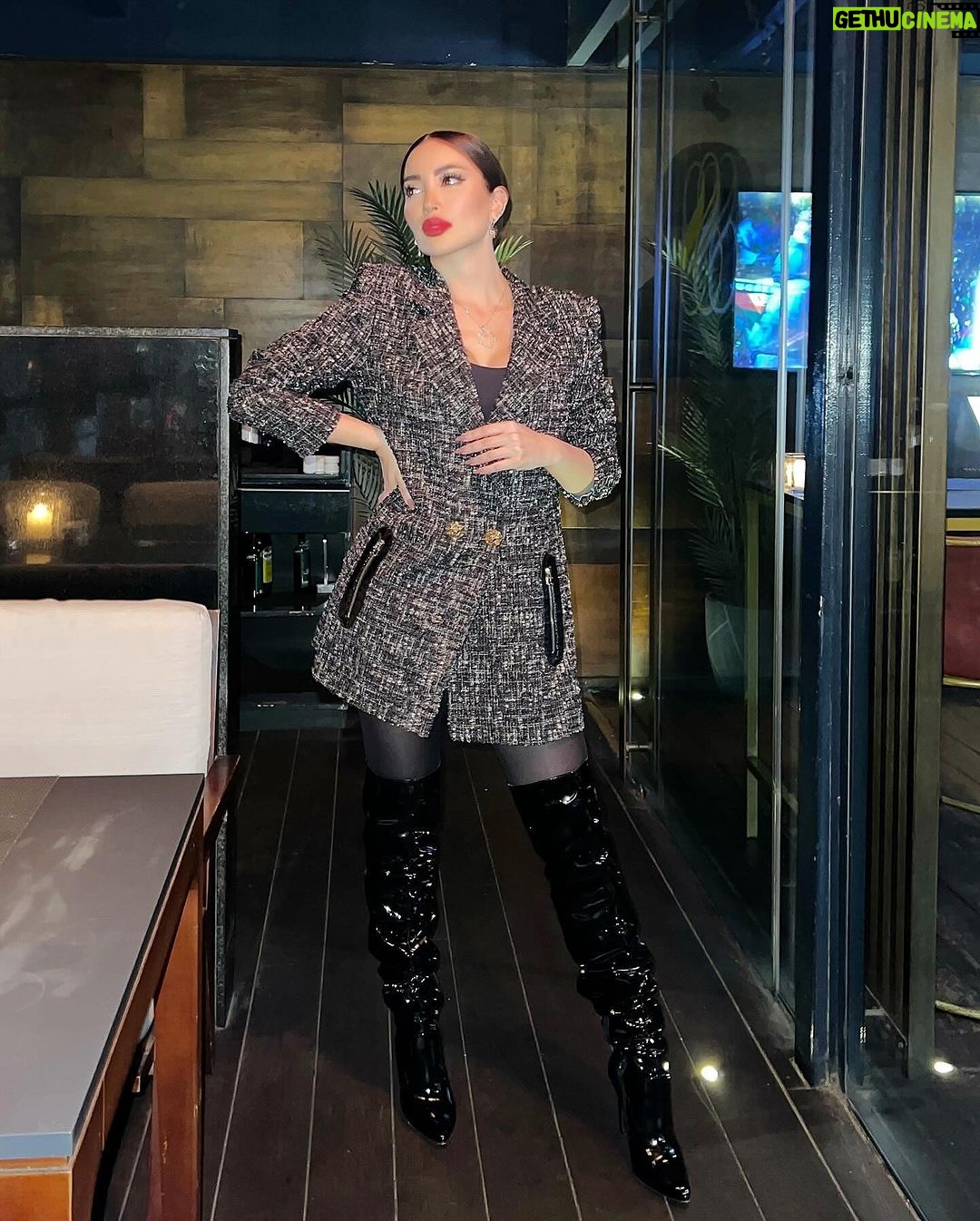 Nesreen Tafesh Instagram - انت لا تحتاج أن تثق بالآخرين ، يكفيك ان تثق بنفسك و ألا تخذل نفسك و أن تكون عند حسن ظن نفسك 👌🏻✨ 🖤