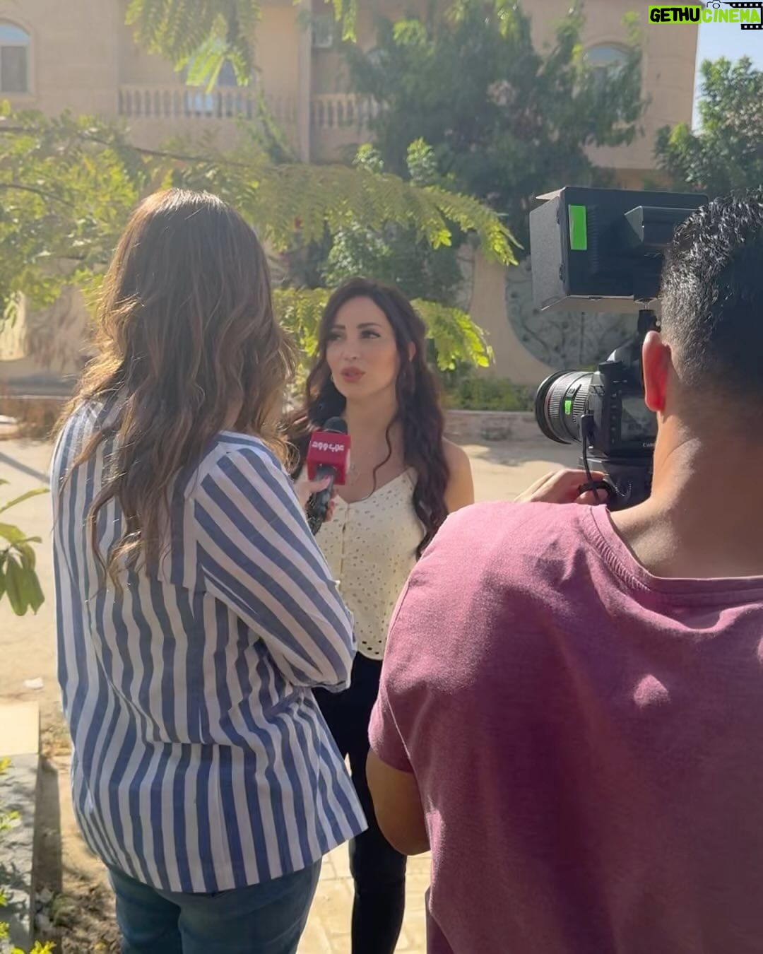 Nesreen Tafesh Instagram - تأخرت في الإعلان عن تصويري لفلم السستم بسبب الاحداث الصعبة و اللاإنسانية التي تمر بها فلسطين الحرة العظيمة و لكن من حق عملي و صناع الفلم علي أن اعلن و اتحدث عن العمل .. و لاننا محكومون بالأمل كما قال الكاتب المسرحي السوري سعدالله و نوس ، طبعات لازم نقوي حالنا و لن يثنينا الحزن و الالم عن التمسك بالأمل و اعمل العمل بشغف و حب بالتزامن مع استمرارية دعمي الكامل لفلسطين العظيمة و اهلنا في غزة إلى أن تتحرر من المحتل من البحر إلى النهر ✌🏻 اننا محكومون بالأمل 🕊️ فيلم السيستم إنتاج Run films and best media production اول فيلم للمخرج أحمد البنداري 🎬🎥 @ahmadelbendary تأليف احمد مصطفي تصوير هيثم ناصر @haithamnasser_ @run.films.mena @best_media_production مع كوكبه من النجوم Cairo, Egypt