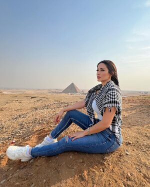 Nesreen Tafesh Instagram - بكرة بيخلص هالكابوس ✨
و بدل الشمس بتضوي شموس 🇵🇸✌🏻
على أرض فلسطين الحرة موعدنا قريبا 🕊️
خلو قلبكم قوي واثق بالنصر ✊🏻
خلونا على قلب واحد ، و انتبهو من الفتن و الذباب الإلكتروني فاهمين قصدي طبعا 😉 (مزايدات وطنية و دينية و فتن بين الدول من حسابات وهمية هننننن عاملينها لانهم محترفين بالكذب و بالتزوير و السرقة و الفتن بس المفروض صرنا أذكا و اوعى ) 😉👌🏻 
العالم تغير و لم يعد كالسابق و الناس عم تنشال الغمامة عن بصيرتهم ، نحن أبطال عظماء شجعان أقوياء لأننا أصحاب حق ✊🏻
هم الظلام الزائل و نحن النور الخالد ☀️🕊️
مكملين بالمقاطعة لمنتجاتهم المصنوعة من دماء أطفال غزة ✊🏻
و مكملين نشر و توعية بالعربي و بكل لغات العالم ، خلو صوت الحق يوصل ، كونو صوتهم 🇵🇸✌🏻🕊️ 
حب كبير لكم من مصر أم الدنيا 🇪🇬🕊️