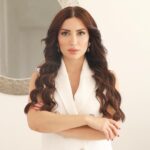 Nesreen Tafesh Instagram - مع كل ما حدث لك ، يمكنك إما أن تشعر بالأسف على نفسك أو ان تتعامل مع ما حدث كهدية ، كل شيء إما ان يكون فرصة للنمو أو عقبة تمنعك من النمو ، انت من يختار 🌷 #واين_داير✨ ايقن ان كل التحديات و العقبات و المعاناة و الاخطاء و الصدمات ماكانو الا هدايا عظيمة 🥰 سؤال اليوم للعقول و النفوس الراقية اسالوه للكون : كيف استطيع ان اتعلم كل دروسي بلطف بهجة و سهولة ؟ Shot by : @rodographer Hair style : @maherderke Make up : @makeup_ahmedshawky