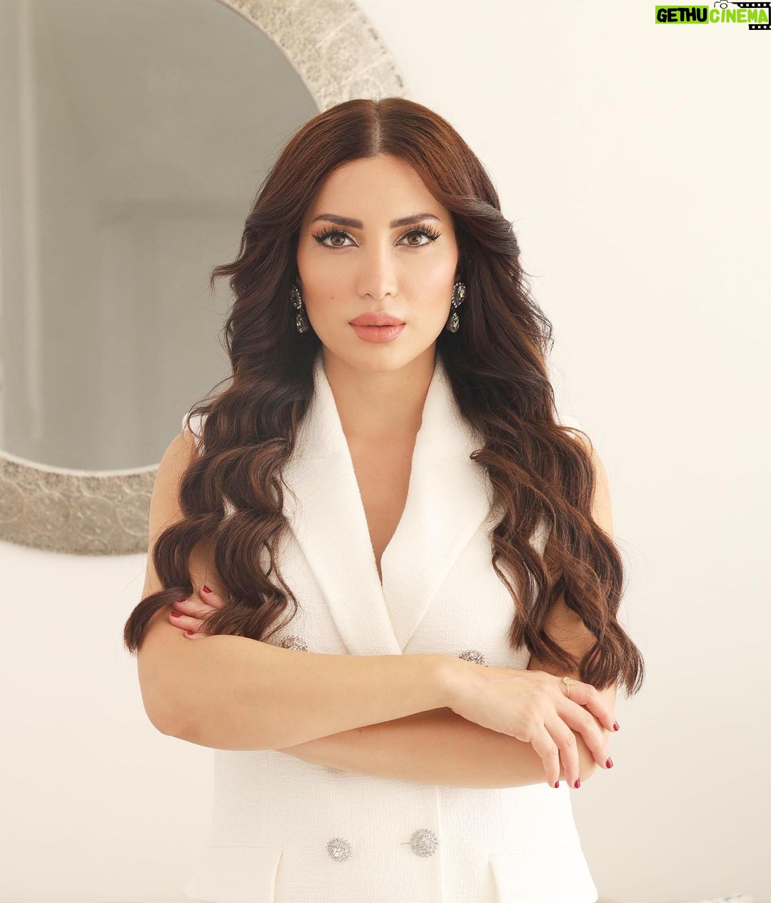 Nesreen Tafesh Instagram - مع كل ما حدث لك ، يمكنك إما أن تشعر بالأسف على نفسك أو ان تتعامل مع ما حدث كهدية ، كل شيء إما ان يكون فرصة للنمو أو عقبة تمنعك من النمو ، انت من يختار 🌷 #واين_داير✨ ايقن ان كل التحديات و العقبات و المعاناة و الاخطاء و الصدمات ماكانو الا هدايا عظيمة 🥰 سؤال اليوم للعقول و النفوس الراقية اسالوه للكون : كيف استطيع ان اتعلم كل دروسي بلطف بهجة و سهولة ؟ Shot by : @rodographer Hair style : @maherderke Make up : @makeup_ahmedshawky