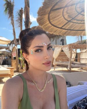 Nesreen Tafesh Instagram - اتخذها عادة أن تسأل نفسك .. ماذا يحدث في داخلي هذه اللحظة ؟سيأخذك هذا السؤال إلى الاتجاه الصحيح ، ولكن لا تحلل ، راقب فقط ، وركز انتباهك إلى داخل جسدك .. و اشعر بحيوية الإحساس ..
تنفس و ادرك بعمق , ان هذه اللحظة هي كل ما لديك . لذلك اجعل" الآن"  بؤرة تركيزك في الحياة
فقط كن حاضرا بوعيك هنا و الآن .. 

#ايكهارت_تول
 
A bit of north coast ☀️💖🏖🧚‍♀️

#thepowerofnow #peac