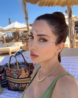 Nesreen Tafesh Instagram - اتخذها عادة أن تسأل نفسك .. ماذا يحدث في داخلي هذه اللحظة ؟سيأخذك هذا السؤال إلى الاتجاه الصحيح ، ولكن لا تحلل ، راقب فقط ، وركز انتباهك إلى داخل جسدك .. و اشعر بحيوية الإحساس ..
تنفس و ادرك بعمق , ان هذه اللحظة هي كل ما لديك . لذلك اجعل" الآن"  بؤرة تركيزك في الحياة
فقط كن حاضرا بوعيك هنا و الآن .. 

#ايكهارت_تول
 
A bit of north coast ☀️💖🏖🧚‍♀️

#thepowerofnow #peac
