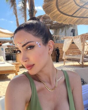 Nesreen Tafesh Instagram - اتخذها عادة أن تسأل نفسك .. ماذا يحدث في داخلي هذه اللحظة ؟سيأخذك هذا السؤال إلى الاتجاه الصحيح ، ولكن لا تحلل ، راقب فقط ، وركز انتباهك إلى داخل جسدك .. و اشعر بحيوية الإحساس ..
تنفس و ادرك بعمق , ان هذه اللحظة هي كل ما لديك . لذلك اجعل" الآن"  بؤرة تركيزك في الحياة
فقط كن حاضرا بوعيك هنا و الآن .. 

#ايكهارت_تول
 
A bit of north coast ☀️💖🏖🧚‍♀️

#thepowerofnow #peac