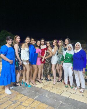 Nesreen Tafesh Instagram - العائلة هي السند و المحبة و لمة العيلة و الاصحاب غير بلحظات الفرح اللي بتدوم بالقلب و بتنعش الروح 🥰
بس المهمة المستحيلة انك تجمع ٣٠ شخص بصورة وحدة و ما يكون حدى مغمض او عم يحكي و فاتح تمو او عامل قرون فوق راس الي قدامو 😂😅 و آخر صورة خير دليل على التعب بعد كذا محاولة لزبطت بالاخير 😅😂
الصور من حفل تخرج لونا القمر بنت اختي 💖👩🏻‍🎓
ربي بحميلكون اهلكون و حبايبكون يا رب 🙏🏻
#familyfirst 💖