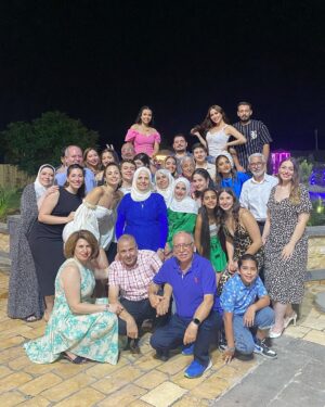 Nesreen Tafesh Instagram - العائلة هي السند و المحبة و لمة العيلة و الاصحاب غير بلحظات الفرح اللي بتدوم بالقلب و بتنعش الروح 🥰
بس المهمة المستحيلة انك تجمع ٣٠ شخص بصورة وحدة و ما يكون حدى مغمض او عم يحكي و فاتح تمو او عامل قرون فوق راس الي قدامو 😂😅 و آخر صورة خير دليل على التعب بعد كذا محاولة لزبطت بالاخير 😅😂
الصور من حفل تخرج لونا القمر بنت اختي 💖👩🏻‍🎓
ربي بحميلكون اهلكون و حبايبكون يا رب 🙏🏻
#familyfirst 💖