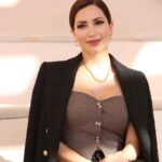 Nesreen Tafesh Instagram - فرحا بشيء ما خفيٍّ، كان يحملني على آلاته الوتريِّة الإنشاد. يَصْقلني ويصقلنى كماس أَميرة شرقية ما لم يغَنَّ الآن فى هذا الصباح فلن يغَنٌي #محمود_درويش 🕊️ 🕊️يومكم سلام و خير و حرية ✌🏻