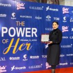Nesreen Tafesh Instagram - سعيدة بتكريمي اليوم من منصة جيرلز سبايس المعنية بتمكين المرأة ، كأكثر فنانة ملهمة ، هاد الشي بيخليني استمر مش بس بنجاحي الفني و المهني بل كمان بمشاركة اسلوب حياتي معكم متل المعلومات الصحية نفسيا عقليا و جسديا و التشجيع على الرياضات الي بحبها و الهوايات الي بتخليني عبر عن حبي لذاتي ، حب الذات يللي بخلينا نحب الآخرين و ندعم القضايا الإنسانية و أهمها القضية الفلسطينية 🕊️ خلونا نتذكر انو من سمات الشخص الناجح انو مشغول في تطوير نفسو و بيفرح لنجاح الآخرين لانو ثقتو بذاتو بلا حدود ، خلونا نذكر بعض و نلهم بعض دايما انو نكون النسخة الأفضل من أنفسنا كل يوم مهما كانت الظروف 💗🥰🙏🏻 @girlzspace_ @galleria40