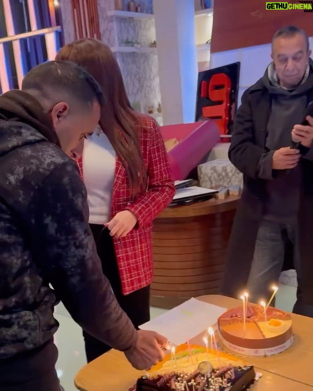 Nesreen Tafesh Instagram - كواليس مسلسل (بدون مقابل) قريبا في رمضان 🌙 اسحبو للآخر لتشوفو كيف احتفل فريق العمل الجميل بعيد ميلادي 🎂🥰
