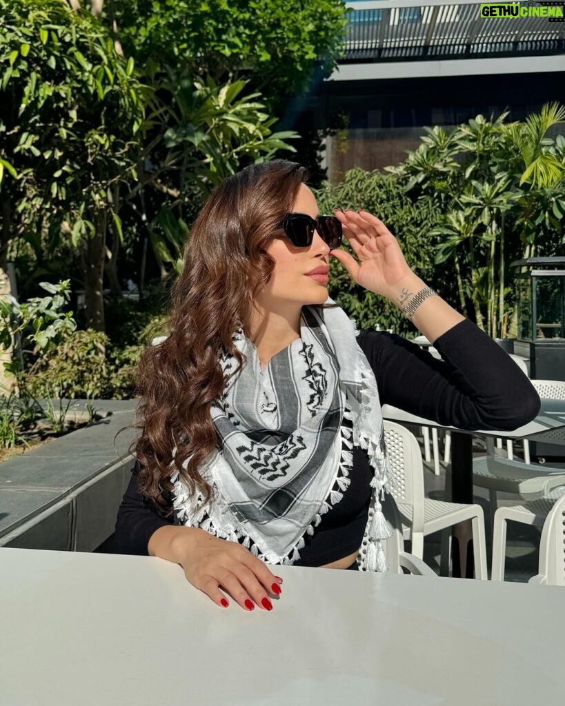 Nesreen Tafesh Instagram - : آهِ فلسطينُ، يا اُسْمَ الترابِ، ويا اُسْمَ السماءِ، سَتَنْتَصِرين... #محمود_درويش 🍉