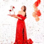 Nesreen Tafesh Instagram - متل الليلة في قمر .. ضوا عكل الدني 🥰✨♥️ حبيت عيد فكرة آخر صورة عملتها من عشر سنين كمان بعيد ميلادي 🎂 Dress by : @nourfathallah Cake by : @nora.kitchen.page Make up : @makeup_ahmedshawky Hair style : @maherderke Photographer : @samehelsebaay