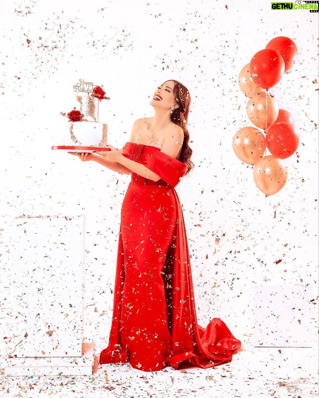 Nesreen Tafesh Instagram - متل الليلة في قمر .. ضوا عكل الدني 🥰✨♥️ حبيت عيد فكرة آخر صورة عملتها من عشر سنين كمان بعيد ميلادي 🎂 Dress by : @nourfathallah Cake by : @nora.kitchen.page Make up : @makeup_ahmedshawky Hair style : @maherderke Photographer : @samehelsebaay