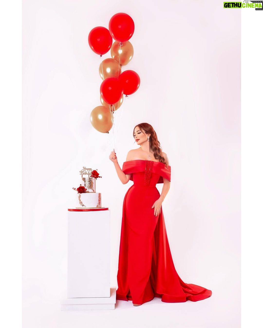 Nesreen Tafesh Instagram - متل الليلة في قمر .. ضوا عكل الدني 🥰✨♥️ حبيت عيد فكرة آخر صورة عملتها من عشر سنين كمان بعيد ميلادي 🎂 Dress by : @nourfathallah Cake by : @nora.kitchen.page Make up : @makeup_ahmedshawky Hair style : @maherderke Photographer : @samehelsebaay