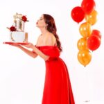 Nesreen Tafesh Instagram - متل الليلة في قمر .. ضوا عكل الدني 🥰✨♥️ حبيت عيد فكرة آخر صورة عملتها من عشر سنين كمان بعيد ميلادي 🎂 Dress by : @nourfathallah Cake by : @nora.kitchen.page Make up : @makeup_ahmedshawky Hair style : @maherderke Photographer : @samehelsebaay
