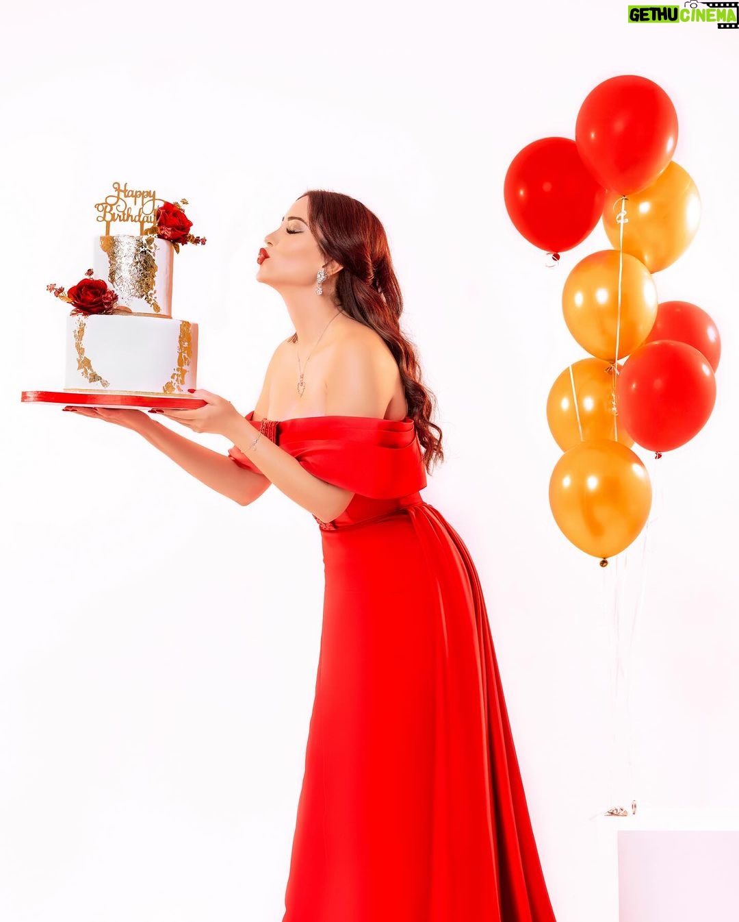 Nesreen Tafesh Instagram - متل الليلة في قمر .. ضوا عكل الدني 🥰✨♥️ حبيت عيد فكرة آخر صورة عملتها من عشر سنين كمان بعيد ميلادي 🎂 Dress by : @nourfathallah Cake by : @nora.kitchen.page Make up : @makeup_ahmedshawky Hair style : @maherderke Photographer : @samehelsebaay