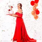 Nesreen Tafesh Instagram - متل الليلة في قمر .. ضوا عكل الدني 🥰✨♥️ حبيت عيد فكرة آخر صورة عملتها من عشر سنين كمان بعيد ميلادي 🎂 Dress by : @nourfathallah Cake by : @nora.kitchen.page Make up : @makeup_ahmedshawky Hair style : @maherderke Photographer : @samehelsebaay