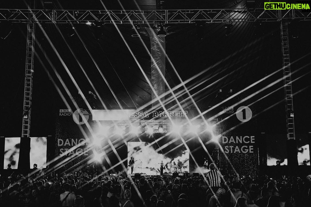 Nessa Barrett Instagram - Europe festivals dump🫀my heart wanted to burst. thank u for the love thank u for giving me these special moments. can’t wait to go on tour and do it again<3 ONLY 3 WEEKS AWAY