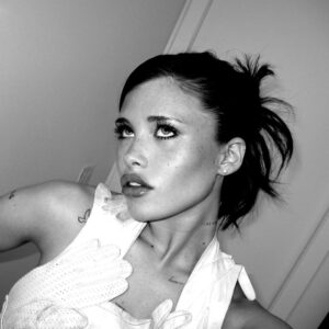 Nessa Barrett Instagram - blow a little kiss to ur mommy and ur dad