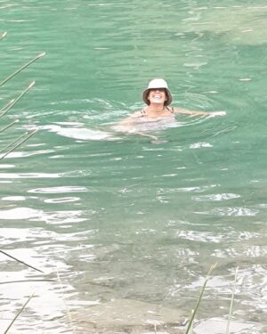 Neus Sanz Instagram - El río … ♥️
La sensación que siento cuando estoy dentro es indescriptible. Bañarme en el río de Boltaña, en la Gorga, es una de las cosas que más ansío durante todo el año. Así ha sido desde que tengo uso de razón. Así que doy gracias a la vida por poder seguir haciéndolo año tras año. Me siento afortunada. Gracias vida‼️
.
Quiéranse, mucho y bien. 
📸 de Francesco💘
.
#seanfelices 
#neussanz 
#assaiassai 
#boltaña