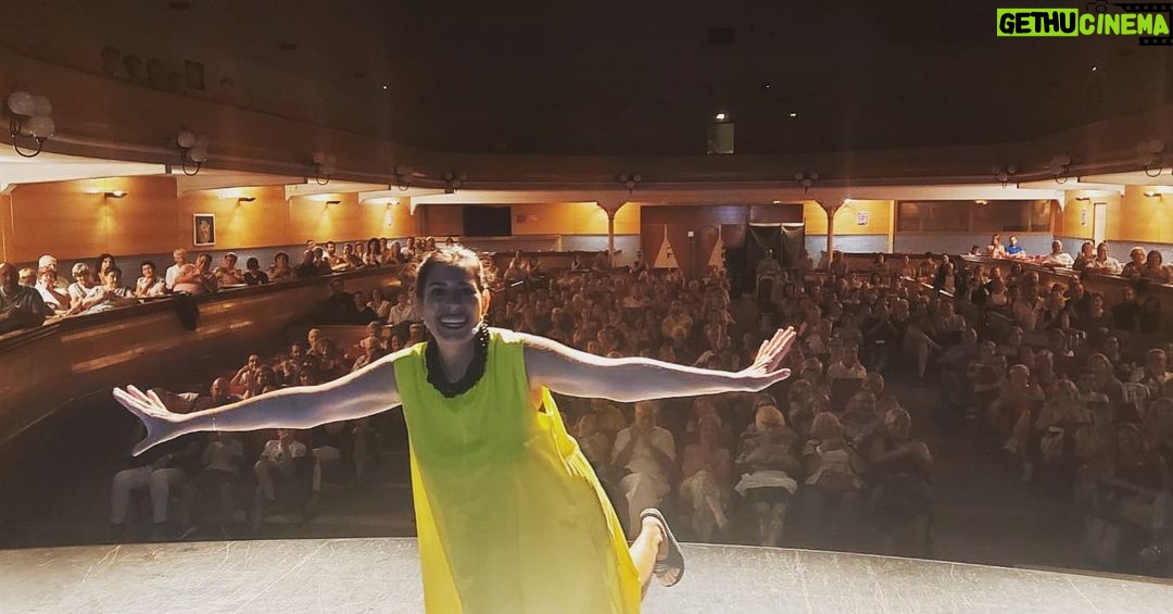 Neus Sanz Instagram - Un teatro lleno es la fuerza para seguir en esta profesión♥️ . “Un Pedacito de Mí” es mi espectáculo más íntimo y especial contado desde el corazón. . @diverevent www.neussanz.es G r a c i a s V i d a ‼️