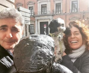 Neus Sanz Instagram - Feliz San Valentín💘
.
En esta estatua (aunque no se ve muy claro..) es donde nos conocimos con Francesco. Ayer nos hicimos una fotografía con Mimma🍬.
Deseamos que estén llenos de amor!!
.
#graciasvida 
#seanfelices 
#neussanz 
#assaiassai 
#love