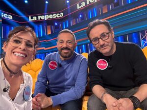 Neus Sanz Instagram - Hoy, mañana y pasado a las 19h en @25palabrastv @telecincoes con el GRAN @galvezchristian y ellos…♥️♥️♥️ @peponnieto @carlossantosr @michellec_p 
Menudas Risas ‼️‼️‼️
Gracias Rafa y a todo el equipo.