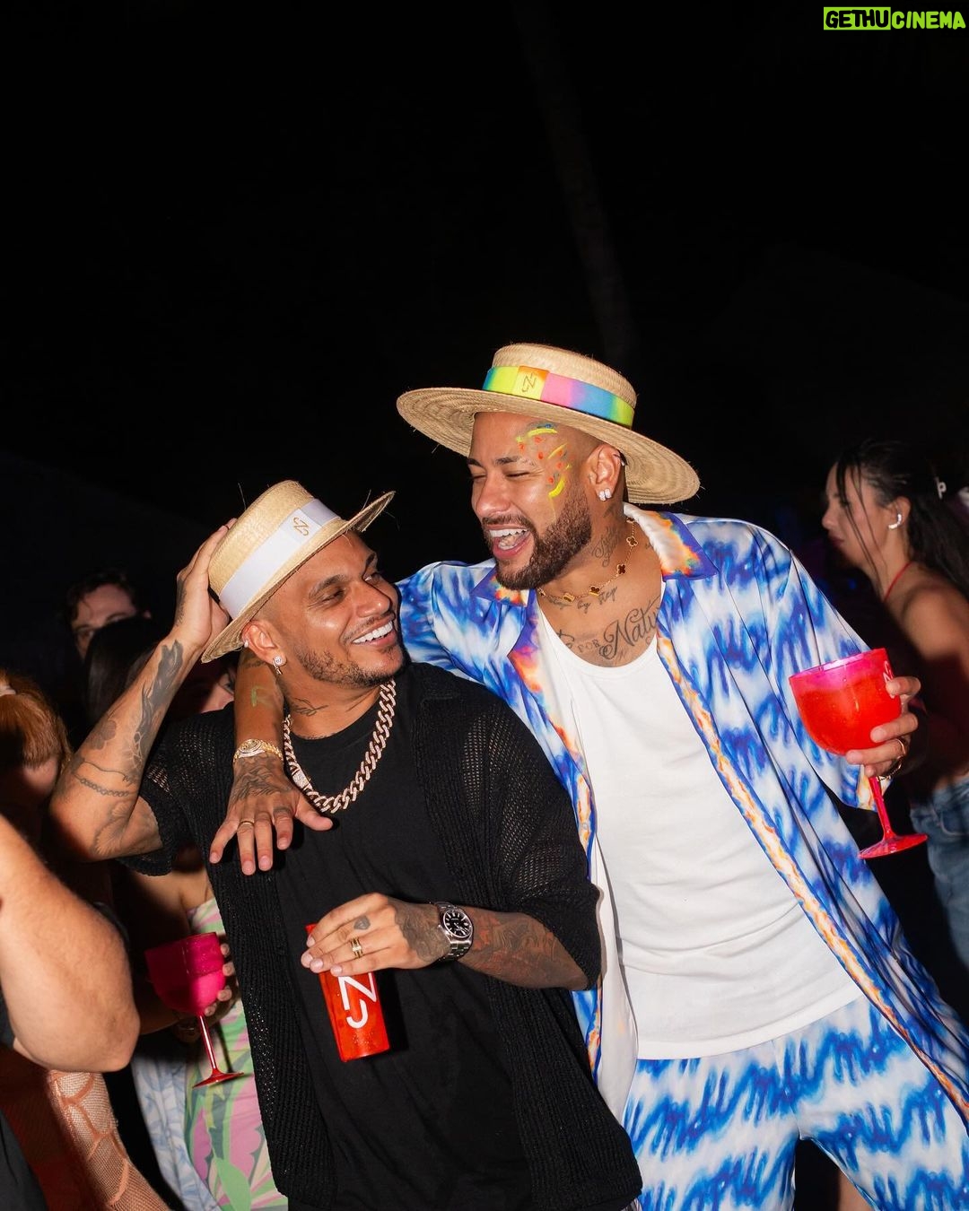 Neymar Jr Instagram - Hoje é aniversário desse meu irmão de anos…. Um dos meus amigos que mais se parece comigo (não sei se é bom ou ruim) 😂😂😂 Que a gente siga do mesmo jeito desde a escola… Sonhamos com muita coisa e conseguimos algumas hein 👀 Te amo e te desejo tudo de melhor sempre ❤️ @crisguedes Obs: última foto é só pra seguir sendo nós 😂 trairagem (bom sentido) come solta no nosso bonde !!