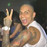 Neymar Jr Instagram - Hoje é aniversário desse meu irmão de anos…. Um dos meus amigos que mais se parece comigo (não sei se é bom ou ruim) 😂😂😂 Que a gente siga do mesmo jeito desde a escola… Sonhamos com muita coisa e conseguimos algumas hein 👀 Te amo e te desejo tudo de melhor sempre ❤️ @crisguedes Obs: última foto é só pra seguir sendo nós 😂 trairagem (bom sentido) come solta no nosso bonde !!