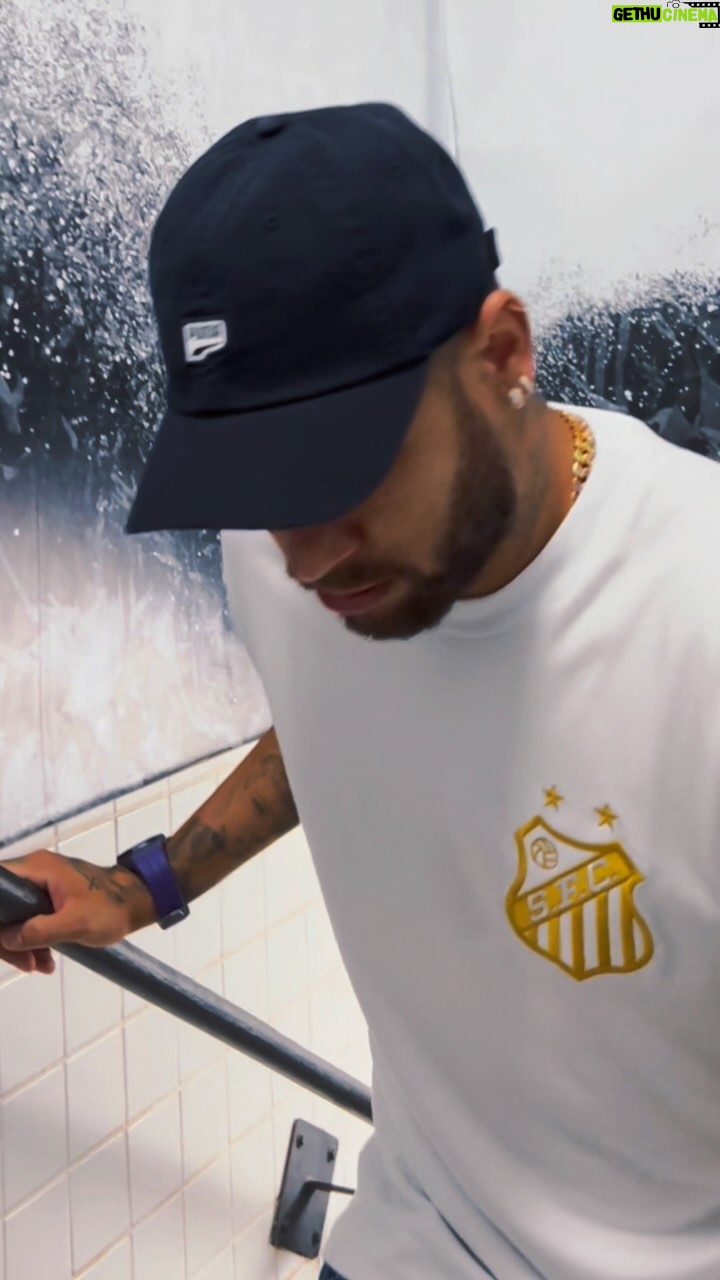 Neymar Jr Instagram - No vestiário do Templo Sagrado, a Vila Belmiro.