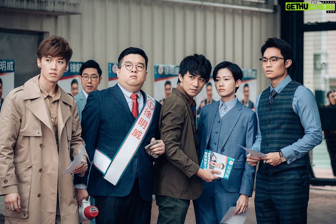 Ng Siu-Hin Instagram - 「夜校小分享」 和肥腸是好友已經不是第一天的事, 但我們合作的次數卻出奇地少。 回想上一次,可能已經是地產仔了。 和戰友一起在不同的工作上碰面, 互相印證大家的進步,是幸福的。 這不是一個宣傳post , 是我向肥腸的示愛post ❤️ 不過你推後一張相,就已經見到《夜校》優先場嘅資訊! 希望大家多多支持❤️ 出品人: #黃永峯 導演: #劉翁 監製: #柳瑩 #黃永峯 #鄧志玲 編劇:#劉翁 #簡樸川 #陳志昇 領銜主演: #張天賦 #凌文龍 #葛民輝 #詹瑞文 #郭奕芯 #李靜儀 #黃曦誼 #陳伊霖 #方泳琳 主演: #吳肇軒 #徐浩昌 #羅浩銘 #黎學勤 特別演出: #陳紫萱 友情演出: #林盛斌 #小肥 #泰山 #詹朗林 #張敬仁 #張明偉 #陳定幫 #暗網仔 #可宜 @wwfcharlie @whatasunnyday ranilau @jennytang1007 @mcheung1201 @siulungling @erickotofficial @jimchimpip @ashinaaa @heidibibe @candywong11111 @yeeeluum @lamlamjessie @siuhinng @cheongfat @superken_official @jefferylai @purplehuen @bob_lamshingbun @siufay613 @tarzancooks @jjjim @kendy_cheung @aaryncheung @clementchantb @dw_kid12 @natmit628 @wuculture @screenmediahk @vbrokers_app