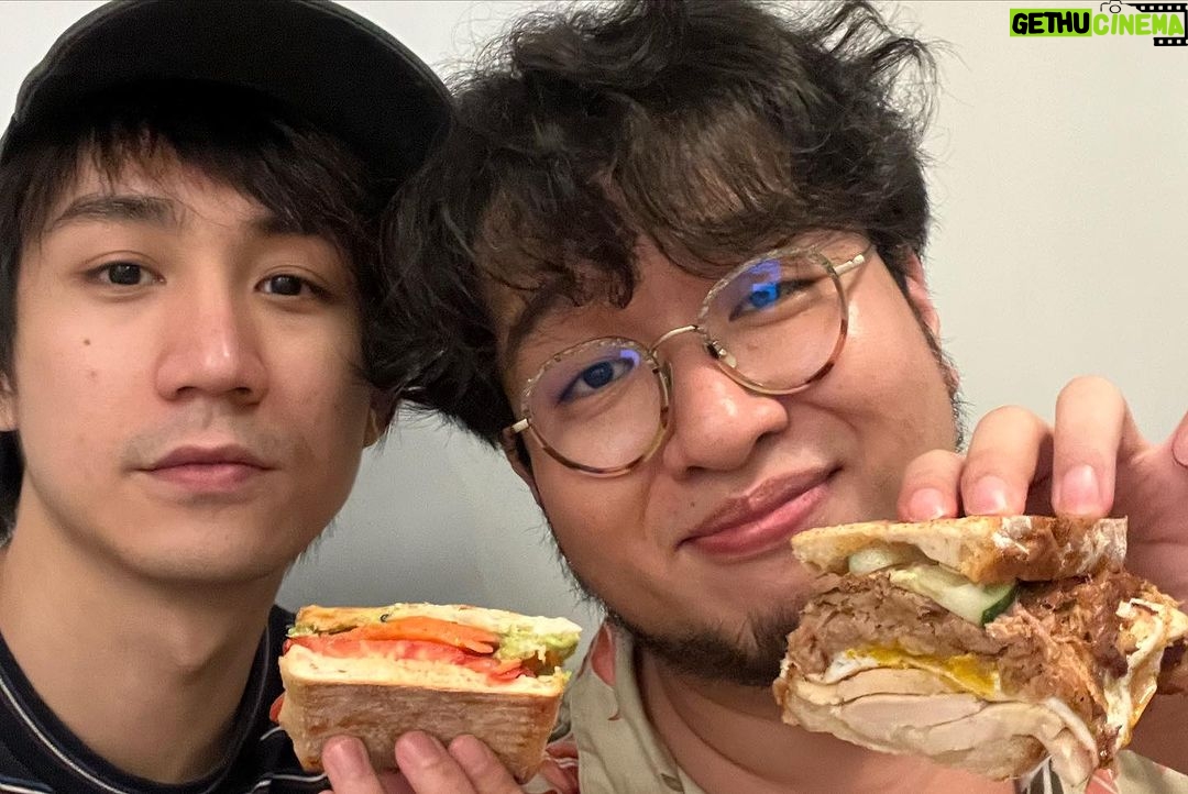 Ng Siu-Hin Instagram - 「夜校小分享」 和肥腸是好友已經不是第一天的事, 但我們合作的次數卻出奇地少。 回想上一次,可能已經是地產仔了。 和戰友一起在不同的工作上碰面, 互相印證大家的進步,是幸福的。 這不是一個宣傳post , 是我向肥腸的示愛post ❤️ 不過你推後一張相,就已經見到《夜校》優先場嘅資訊! 希望大家多多支持❤️ 出品人: #黃永峯 導演: #劉翁 監製: #柳瑩 #黃永峯 #鄧志玲 編劇:#劉翁 #簡樸川 #陳志昇 領銜主演: #張天賦 #凌文龍 #葛民輝 #詹瑞文 #郭奕芯 #李靜儀 #黃曦誼 #陳伊霖 #方泳琳 主演: #吳肇軒 #徐浩昌 #羅浩銘 #黎學勤 特別演出: #陳紫萱 友情演出: #林盛斌 #小肥 #泰山 #詹朗林 #張敬仁 #張明偉 #陳定幫 #暗網仔 #可宜 @wwfcharlie @whatasunnyday ranilau @jennytang1007 @mcheung1201 @siulungling @erickotofficial @jimchimpip @ashinaaa @heidibibe @candywong11111 @yeeeluum @lamlamjessie @siuhinng @cheongfat @superken_official @jefferylai @purplehuen @bob_lamshingbun @siufay613 @tarzancooks @jjjim @kendy_cheung @aaryncheung @clementchantb @dw_kid12 @natmit628 @wuculture @screenmediahk @vbrokers_app