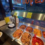 Ng Siu-Hin Instagram – ⭐️呀德食評⭐️「英國🇬🇧兩餸飯放題」

有留意我動向的朋友都知道，
我因為電影節的原故，在英國待了三四天。

在英國吃了三天的牛扒後，我已經開始想念香港的食物了。

正當我在盤算應該在唐人街進食10英鎊的乾炒牛河，還是接近20英鎊的蘭州拉麵時，我看到了這個。

「香港樓Hong Kong Buffet」

這個時候我知道，美食勇者呀德aka牙軒要出動了！

黑椒牛肉，辣豆瓣醬炒雞，豉椒牛肉，蘑菇炒雞肉，炸魷魚圈，甜酸咕嚕雞，沙嗲雞，香辣椒鹽蝦，炸雞排，酥炸雞翼，京都排骨，炸春卷，薯餅，西蘭花，椒鹽薯仔，炸薯條，豉油王炒麵，楊州炒飯，薯圈，不知為何有兩盤薯片。

這就是香港Buffet的全部餐單！除了薯片和幾樣炸物之外，活脫脫就是一個頹飯放題！！

先說價錢，大門口寫着14.95英鎊，最後收費連稅16.45英鎊，不包括飲料，飲料收費大概2英鎊一罐汽水。

一進門我已經發現，除了員工皆是華人面孔以外，所有客人都是外國人。

「要進來嗎？」

當員工對我說普通話時，我覺得也沒有什麼大問題，雖然香港是講廣東話，但是在外國說普通話的客人數量，必然是比廣東話多的。
因此香港樓在英國以普通話服務華人客人是無可厚非的。

「一位！」

但作為香港人，我當然要以母語廣東話回敬他。

「一位，哦。」

他也聽懂了。

我在上面寫了很多，終於來到核心的食評部份。
但大家留意，食評部份會 很短！！！

我吃完了兩大碗的份量，希望作一個詳細的食評，基本上除了薯片和薯餅之外，我都試過了。

但他們的食物 太正常了！！
牛肉很正常，雞肉很正常，咕嚕肉很正常！
魷魚圈有一點不夠脆，但不算過分。
豉油王炒麵，用類似伊麵的面底有點奇怪，但味道尚可。
楊州炒飯不算沒有鑊氣，但也不算很有鑊氣，就是正正常常茶餐廳水準！
我吃得最多的是香辣椒鹽蝦，不算香也不辣，但是肉質不錯，很正常！！

正常得就像香港兩餸飯的水準！！！

在我進食時，有一個看似老闆娘的人回到餐廳，
從她的普通話口音，我發現他的母語應該不是普通話，因此在最後我和她有了以下對話。

👶🏻「老闆娘，你係咪香港人呀？」
👩🏻「香港人？而家少香港人嚟呀。」
👶🏻「咁你呢？你係咪香港人？」
👩🏻「我廣州嘅。」
👶🏻「咁呢度老闆係咪香港人？」
👩🏻「係呀係呀⋯」

到最後我也沒能在香港樓中，遇到同鄉。

說實話，$160左右的價錢，在倫敦中心的餐館中，並不算貴。隨隨便便一份牛扒也要$2-300。
幫我把圖片給同行的英國朋友看時，他們也確認我已經把$160吃回本了。

如果已經移民英國的朋友，想念香港，想去嘗試一番的話，我覺得也是可以的。
你也許不會見到香港人，我也不確定那裏的老闆是不是香港人。
但是那個味道，的確是正正宗宗的香港頹飯。

P.S.最後一張圖，是我敗給了倫敦的天氣，面對突如其來的驟雨，從唐人街敗走回酒店的照片。