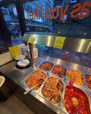 Ng Siu-Hin Instagram - ⭐️呀德食評⭐️「英國🇬🇧兩餸飯放題」

有留意我動向的朋友都知道，
我因為電影節的原故，在英國待了三四天。

在英國吃了三天的牛扒後，我已經開始想念香港的食物了。

正當我在盤算應該在唐人街進食10英鎊的乾炒牛河，還是接近20英鎊的蘭州拉麵時，我看到了這個。

「香港樓Hong Kong Buffet」

這個時候我知道，美食勇者呀德aka牙軒要出動了！

黑椒牛肉，辣豆瓣醬炒雞，豉椒牛肉，蘑菇炒雞肉，炸魷魚圈，甜酸咕嚕雞，沙嗲雞，香辣椒鹽蝦，炸雞排，酥炸雞翼，京都排骨，炸春卷，薯餅，西蘭花，椒鹽薯仔，炸薯條，豉油王炒麵，楊州炒飯，薯圈，不知為何有兩盤薯片。

這就是香港Buffet的全部餐單！除了薯片和幾樣炸物之外，活脫脫就是一個頹飯放題！！

先說價錢，大門口寫着14.95英鎊，最後收費連稅16.45英鎊，不包括飲料，飲料收費大概2英鎊一罐汽水。

一進門我已經發現，除了員工皆是華人面孔以外，所有客人都是外國人。

「要進來嗎？」

當員工對我說普通話時，我覺得也沒有什麼大問題，雖然香港是講廣東話，但是在外國說普通話的客人數量，必然是比廣東話多的。
因此香港樓在英國以普通話服務華人客人是無可厚非的。

「一位！」

但作為香港人，我當然要以母語廣東話回敬他。

「一位，哦。」

他也聽懂了。

我在上面寫了很多，終於來到核心的食評部份。
但大家留意，食評部份會 很短！！！

我吃完了兩大碗的份量，希望作一個詳細的食評，基本上除了薯片和薯餅之外，我都試過了。

但他們的食物 太正常了！！
牛肉很正常，雞肉很正常，咕嚕肉很正常！
魷魚圈有一點不夠脆，但不算過分。
豉油王炒麵，用類似伊麵的面底有點奇怪，但味道尚可。
楊州炒飯不算沒有鑊氣，但也不算很有鑊氣，就是正正常常茶餐廳水準！
我吃得最多的是香辣椒鹽蝦，不算香也不辣，但是肉質不錯，很正常！！

正常得就像香港兩餸飯的水準！！！

在我進食時，有一個看似老闆娘的人回到餐廳，
從她的普通話口音，我發現他的母語應該不是普通話，因此在最後我和她有了以下對話。

👶🏻「老闆娘，你係咪香港人呀？」
👩🏻「香港人？而家少香港人嚟呀。」
👶🏻「咁你呢？你係咪香港人？」
👩🏻「我廣州嘅。」
👶🏻「咁呢度老闆係咪香港人？」
👩🏻「係呀係呀⋯」

到最後我也沒能在香港樓中，遇到同鄉。

說實話，$160左右的價錢，在倫敦中心的餐館中，並不算貴。隨隨便便一份牛扒也要$2-300。
幫我把圖片給同行的英國朋友看時，他們也確認我已經把$160吃回本了。

如果已經移民英國的朋友，想念香港，想去嘗試一番的話，我覺得也是可以的。
你也許不會見到香港人，我也不確定那裏的老闆是不是香港人。
但是那個味道，的確是正正宗宗的香港頹飯。

P.S.最後一張圖，是我敗給了倫敦的天氣，面對突如其來的驟雨，從唐人街敗走回酒店的照片。