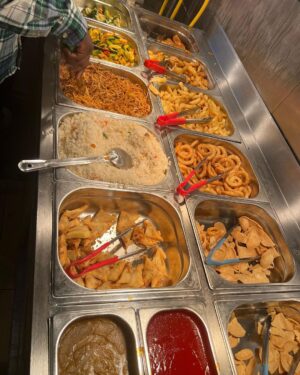 Ng Siu-Hin Instagram - ⭐️呀德食評⭐️「英國🇬🇧兩餸飯放題」

有留意我動向的朋友都知道，
我因為電影節的原故，在英國待了三四天。

在英國吃了三天的牛扒後，我已經開始想念香港的食物了。

正當我在盤算應該在唐人街進食10英鎊的乾炒牛河，還是接近20英鎊的蘭州拉麵時，我看到了這個。

「香港樓Hong Kong Buffet」

這個時候我知道，美食勇者呀德aka牙軒要出動了！

黑椒牛肉，辣豆瓣醬炒雞，豉椒牛肉，蘑菇炒雞肉，炸魷魚圈，甜酸咕嚕雞，沙嗲雞，香辣椒鹽蝦，炸雞排，酥炸雞翼，京都排骨，炸春卷，薯餅，西蘭花，椒鹽薯仔，炸薯條，豉油王炒麵，楊州炒飯，薯圈，不知為何有兩盤薯片。

這就是香港Buffet的全部餐單！除了薯片和幾樣炸物之外，活脫脫就是一個頹飯放題！！

先說價錢，大門口寫着14.95英鎊，最後收費連稅16.45英鎊，不包括飲料，飲料收費大概2英鎊一罐汽水。

一進門我已經發現，除了員工皆是華人面孔以外，所有客人都是外國人。

「要進來嗎？」

當員工對我說普通話時，我覺得也沒有什麼大問題，雖然香港是講廣東話，但是在外國說普通話的客人數量，必然是比廣東話多的。
因此香港樓在英國以普通話服務華人客人是無可厚非的。

「一位！」

但作為香港人，我當然要以母語廣東話回敬他。

「一位，哦。」

他也聽懂了。

我在上面寫了很多，終於來到核心的食評部份。
但大家留意，食評部份會 很短！！！

我吃完了兩大碗的份量，希望作一個詳細的食評，基本上除了薯片和薯餅之外，我都試過了。

但他們的食物 太正常了！！
牛肉很正常，雞肉很正常，咕嚕肉很正常！
魷魚圈有一點不夠脆，但不算過分。
豉油王炒麵，用類似伊麵的面底有點奇怪，但味道尚可。
楊州炒飯不算沒有鑊氣，但也不算很有鑊氣，就是正正常常茶餐廳水準！
我吃得最多的是香辣椒鹽蝦，不算香也不辣，但是肉質不錯，很正常！！

正常得就像香港兩餸飯的水準！！！

在我進食時，有一個看似老闆娘的人回到餐廳，
從她的普通話口音，我發現他的母語應該不是普通話，因此在最後我和她有了以下對話。

👶🏻「老闆娘，你係咪香港人呀？」
👩🏻「香港人？而家少香港人嚟呀。」
👶🏻「咁你呢？你係咪香港人？」
👩🏻「我廣州嘅。」
👶🏻「咁呢度老闆係咪香港人？」
👩🏻「係呀係呀⋯」

到最後我也沒能在香港樓中，遇到同鄉。

說實話，$160左右的價錢，在倫敦中心的餐館中，並不算貴。隨隨便便一份牛扒也要$2-300。
幫我把圖片給同行的英國朋友看時，他們也確認我已經把$160吃回本了。

如果已經移民英國的朋友，想念香港，想去嘗試一番的話，我覺得也是可以的。
你也許不會見到香港人，我也不確定那裏的老闆是不是香港人。
但是那個味道，的確是正正宗宗的香港頹飯。

P.S.最後一張圖，是我敗給了倫敦的天氣，面對突如其來的驟雨，從唐人街敗走回酒店的照片。