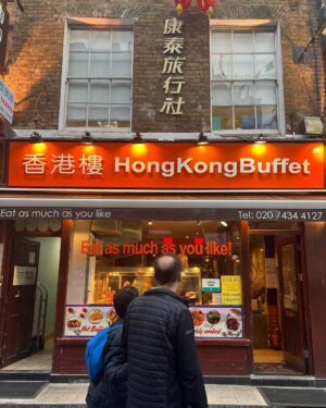 Ng Siu-Hin Instagram - ⭐️呀德食評⭐️「英國🇬🇧兩餸飯放題」

有留意我動向的朋友都知道，
我因為電影節的原故，在英國待了三四天。

在英國吃了三天的牛扒後，我已經開始想念香港的食物了。

正當我在盤算應該在唐人街進食10英鎊的乾炒牛河，還是接近20英鎊的蘭州拉麵時，我看到了這個。

「香港樓Hong Kong Buffet」

這個時候我知道，美食勇者呀德aka牙軒要出動了！

黑椒牛肉，辣豆瓣醬炒雞，豉椒牛肉，蘑菇炒雞肉，炸魷魚圈，甜酸咕嚕雞，沙嗲雞，香辣椒鹽蝦，炸雞排，酥炸雞翼，京都排骨，炸春卷，薯餅，西蘭花，椒鹽薯仔，炸薯條，豉油王炒麵，楊州炒飯，薯圈，不知為何有兩盤薯片。

這就是香港Buffet的全部餐單！除了薯片和幾樣炸物之外，活脫脫就是一個頹飯放題！！

先說價錢，大門口寫着14.95英鎊，最後收費連稅16.45英鎊，不包括飲料，飲料收費大概2英鎊一罐汽水。

一進門我已經發現，除了員工皆是華人面孔以外，所有客人都是外國人。

「要進來嗎？」

當員工對我說普通話時，我覺得也沒有什麼大問題，雖然香港是講廣東話，但是在外國說普通話的客人數量，必然是比廣東話多的。
因此香港樓在英國以普通話服務華人客人是無可厚非的。

「一位！」

但作為香港人，我當然要以母語廣東話回敬他。

「一位，哦。」

他也聽懂了。

我在上面寫了很多，終於來到核心的食評部份。
但大家留意，食評部份會 很短！！！

我吃完了兩大碗的份量，希望作一個詳細的食評，基本上除了薯片和薯餅之外，我都試過了。

但他們的食物 太正常了！！
牛肉很正常，雞肉很正常，咕嚕肉很正常！
魷魚圈有一點不夠脆，但不算過分。
豉油王炒麵，用類似伊麵的面底有點奇怪，但味道尚可。
楊州炒飯不算沒有鑊氣，但也不算很有鑊氣，就是正正常常茶餐廳水準！
我吃得最多的是香辣椒鹽蝦，不算香也不辣，但是肉質不錯，很正常！！

正常得就像香港兩餸飯的水準！！！

在我進食時，有一個看似老闆娘的人回到餐廳，
從她的普通話口音，我發現他的母語應該不是普通話，因此在最後我和她有了以下對話。

👶🏻「老闆娘，你係咪香港人呀？」
👩🏻「香港人？而家少香港人嚟呀。」
👶🏻「咁你呢？你係咪香港人？」
👩🏻「我廣州嘅。」
👶🏻「咁呢度老闆係咪香港人？」
👩🏻「係呀係呀⋯」

到最後我也沒能在香港樓中，遇到同鄉。

說實話，$160左右的價錢，在倫敦中心的餐館中，並不算貴。隨隨便便一份牛扒也要$2-300。
幫我把圖片給同行的英國朋友看時，他們也確認我已經把$160吃回本了。

如果已經移民英國的朋友，想念香港，想去嘗試一番的話，我覺得也是可以的。
你也許不會見到香港人，我也不確定那裏的老闆是不是香港人。
但是那個味道，的確是正正宗宗的香港頹飯。

P.S.最後一張圖，是我敗給了倫敦的天氣，面對突如其來的驟雨，從唐人街敗走回酒店的照片。