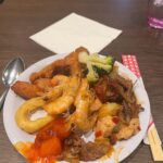 Ng Siu-Hin Instagram - ⭐️呀德食評⭐️「英國🇬🇧兩餸飯放題」 有留意我動向的朋友都知道， 我因為電影節的原故，在英國待了三四天。 在英國吃了三天的牛扒後，我已經開始想念香港的食物了。 正當我在盤算應該在唐人街進食10英鎊的乾炒牛河，還是接近20英鎊的蘭州拉麵時，我看到了這個。 「香港樓Hong Kong Buffet」 這個時候我知道，美食勇者呀德aka牙軒要出動了！ 黑椒牛肉，辣豆瓣醬炒雞，豉椒牛肉，蘑菇炒雞肉，炸魷魚圈，甜酸咕嚕雞，沙嗲雞，香辣椒鹽蝦，炸雞排，酥炸雞翼，京都排骨，炸春卷，薯餅，西蘭花，椒鹽薯仔，炸薯條，豉油王炒麵，楊州炒飯，薯圈，不知為何有兩盤薯片。 這就是香港Buffet的全部餐單！除了薯片和幾樣炸物之外，活脫脫就是一個頹飯放題！！ 先說價錢，大門口寫着14.95英鎊，最後收費連稅16.45英鎊，不包括飲料，飲料收費大概2英鎊一罐汽水。 一進門我已經發現，除了員工皆是華人面孔以外，所有客人都是外國人。 「要進來嗎？」 當員工對我說普通話時，我覺得也沒有什麼大問題，雖然香港是講廣東話，但是在外國說普通話的客人數量，必然是比廣東話多的。 因此香港樓在英國以普通話服務華人客人是無可厚非的。 「一位！」 但作為香港人，我當然要以母語廣東話回敬他。 「一位，哦。」 他也聽懂了。 我在上面寫了很多，終於來到核心的食評部份。 但大家留意，食評部份會 很短！！！ 我吃完了兩大碗的份量，希望作一個詳細的食評，基本上除了薯片和薯餅之外，我都試過了。 但他們的食物 太正常了！！ 牛肉很正常，雞肉很正常，咕嚕肉很正常！ 魷魚圈有一點不夠脆，但不算過分。 豉油王炒麵，用類似伊麵的面底有點奇怪，但味道尚可。 楊州炒飯不算沒有鑊氣，但也不算很有鑊氣，就是正正常常茶餐廳水準！ 我吃得最多的是香辣椒鹽蝦，不算香也不辣，但是肉質不錯，很正常！！ 正常得就像香港兩餸飯的水準！！！ 在我進食時，有一個看似老闆娘的人回到餐廳， 從她的普通話口音，我發現他的母語應該不是普通話，因此在最後我和她有了以下對話。 👶🏻「老闆娘，你係咪香港人呀？」 👩🏻「香港人？而家少香港人嚟呀。」 👶🏻「咁你呢？你係咪香港人？」 👩🏻「我廣州嘅。」 👶🏻「咁呢度老闆係咪香港人？」 👩🏻「係呀係呀⋯」 到最後我也沒能在香港樓中，遇到同鄉。 說實話，$160左右的價錢，在倫敦中心的餐館中，並不算貴。隨隨便便一份牛扒也要$2-300。 幫我把圖片給同行的英國朋友看時，他們也確認我已經把$160吃回本了。 如果已經移民英國的朋友，想念香港，想去嘗試一番的話，我覺得也是可以的。 你也許不會見到香港人，我也不確定那裏的老闆是不是香港人。 但是那個味道，的確是正正宗宗的香港頹飯。 P.S.最後一張圖，是我敗給了倫敦的天氣，面對突如其來的驟雨，從唐人街敗走回酒店的照片。