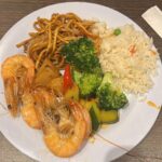 Ng Siu-Hin Instagram - ⭐️呀德食評⭐️「英國🇬🇧兩餸飯放題」 有留意我動向的朋友都知道， 我因為電影節的原故，在英國待了三四天。 在英國吃了三天的牛扒後，我已經開始想念香港的食物了。 正當我在盤算應該在唐人街進食10英鎊的乾炒牛河，還是接近20英鎊的蘭州拉麵時，我看到了這個。 「香港樓Hong Kong Buffet」 這個時候我知道，美食勇者呀德aka牙軒要出動了！ 黑椒牛肉，辣豆瓣醬炒雞，豉椒牛肉，蘑菇炒雞肉，炸魷魚圈，甜酸咕嚕雞，沙嗲雞，香辣椒鹽蝦，炸雞排，酥炸雞翼，京都排骨，炸春卷，薯餅，西蘭花，椒鹽薯仔，炸薯條，豉油王炒麵，楊州炒飯，薯圈，不知為何有兩盤薯片。 這就是香港Buffet的全部餐單！除了薯片和幾樣炸物之外，活脫脫就是一個頹飯放題！！ 先說價錢，大門口寫着14.95英鎊，最後收費連稅16.45英鎊，不包括飲料，飲料收費大概2英鎊一罐汽水。 一進門我已經發現，除了員工皆是華人面孔以外，所有客人都是外國人。 「要進來嗎？」 當員工對我說普通話時，我覺得也沒有什麼大問題，雖然香港是講廣東話，但是在外國說普通話的客人數量，必然是比廣東話多的。 因此香港樓在英國以普通話服務華人客人是無可厚非的。 「一位！」 但作為香港人，我當然要以母語廣東話回敬他。 「一位，哦。」 他也聽懂了。 我在上面寫了很多，終於來到核心的食評部份。 但大家留意，食評部份會 很短！！！ 我吃完了兩大碗的份量，希望作一個詳細的食評，基本上除了薯片和薯餅之外，我都試過了。 但他們的食物 太正常了！！ 牛肉很正常，雞肉很正常，咕嚕肉很正常！ 魷魚圈有一點不夠脆，但不算過分。 豉油王炒麵，用類似伊麵的面底有點奇怪，但味道尚可。 楊州炒飯不算沒有鑊氣，但也不算很有鑊氣，就是正正常常茶餐廳水準！ 我吃得最多的是香辣椒鹽蝦，不算香也不辣，但是肉質不錯，很正常！！ 正常得就像香港兩餸飯的水準！！！ 在我進食時，有一個看似老闆娘的人回到餐廳， 從她的普通話口音，我發現他的母語應該不是普通話，因此在最後我和她有了以下對話。 👶🏻「老闆娘，你係咪香港人呀？」 👩🏻「香港人？而家少香港人嚟呀。」 👶🏻「咁你呢？你係咪香港人？」 👩🏻「我廣州嘅。」 👶🏻「咁呢度老闆係咪香港人？」 👩🏻「係呀係呀⋯」 到最後我也沒能在香港樓中，遇到同鄉。 說實話，$160左右的價錢，在倫敦中心的餐館中，並不算貴。隨隨便便一份牛扒也要$2-300。 幫我把圖片給同行的英國朋友看時，他們也確認我已經把$160吃回本了。 如果已經移民英國的朋友，想念香港，想去嘗試一番的話，我覺得也是可以的。 你也許不會見到香港人，我也不確定那裏的老闆是不是香港人。 但是那個味道，的確是正正宗宗的香港頹飯。 P.S.最後一張圖，是我敗給了倫敦的天氣，面對突如其來的驟雨，從唐人街敗走回酒店的照片。