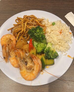 Ng Siu-Hin Instagram - ⭐️呀德食評⭐️「英國🇬🇧兩餸飯放題」

有留意我動向的朋友都知道，
我因為電影節的原故，在英國待了三四天。

在英國吃了三天的牛扒後，我已經開始想念香港的食物了。

正當我在盤算應該在唐人街進食10英鎊的乾炒牛河，還是接近20英鎊的蘭州拉麵時，我看到了這個。

「香港樓Hong Kong Buffet」

這個時候我知道，美食勇者呀德aka牙軒要出動了！

黑椒牛肉，辣豆瓣醬炒雞，豉椒牛肉，蘑菇炒雞肉，炸魷魚圈，甜酸咕嚕雞，沙嗲雞，香辣椒鹽蝦，炸雞排，酥炸雞翼，京都排骨，炸春卷，薯餅，西蘭花，椒鹽薯仔，炸薯條，豉油王炒麵，楊州炒飯，薯圈，不知為何有兩盤薯片。

這就是香港Buffet的全部餐單！除了薯片和幾樣炸物之外，活脫脫就是一個頹飯放題！！

先說價錢，大門口寫着14.95英鎊，最後收費連稅16.45英鎊，不包括飲料，飲料收費大概2英鎊一罐汽水。

一進門我已經發現，除了員工皆是華人面孔以外，所有客人都是外國人。

「要進來嗎？」

當員工對我說普通話時，我覺得也沒有什麼大問題，雖然香港是講廣東話，但是在外國說普通話的客人數量，必然是比廣東話多的。
因此香港樓在英國以普通話服務華人客人是無可厚非的。

「一位！」

但作為香港人，我當然要以母語廣東話回敬他。

「一位，哦。」

他也聽懂了。

我在上面寫了很多，終於來到核心的食評部份。
但大家留意，食評部份會 很短！！！

我吃完了兩大碗的份量，希望作一個詳細的食評，基本上除了薯片和薯餅之外，我都試過了。

但他們的食物 太正常了！！
牛肉很正常，雞肉很正常，咕嚕肉很正常！
魷魚圈有一點不夠脆，但不算過分。
豉油王炒麵，用類似伊麵的面底有點奇怪，但味道尚可。
楊州炒飯不算沒有鑊氣，但也不算很有鑊氣，就是正正常常茶餐廳水準！
我吃得最多的是香辣椒鹽蝦，不算香也不辣，但是肉質不錯，很正常！！

正常得就像香港兩餸飯的水準！！！

在我進食時，有一個看似老闆娘的人回到餐廳，
從她的普通話口音，我發現他的母語應該不是普通話，因此在最後我和她有了以下對話。

👶🏻「老闆娘，你係咪香港人呀？」
👩🏻「香港人？而家少香港人嚟呀。」
👶🏻「咁你呢？你係咪香港人？」
👩🏻「我廣州嘅。」
👶🏻「咁呢度老闆係咪香港人？」
👩🏻「係呀係呀⋯」

到最後我也沒能在香港樓中，遇到同鄉。

說實話，$160左右的價錢，在倫敦中心的餐館中，並不算貴。隨隨便便一份牛扒也要$2-300。
幫我把圖片給同行的英國朋友看時，他們也確認我已經把$160吃回本了。

如果已經移民英國的朋友，想念香港，想去嘗試一番的話，我覺得也是可以的。
你也許不會見到香港人，我也不確定那裏的老闆是不是香港人。
但是那個味道，的確是正正宗宗的香港頹飯。

P.S.最後一張圖，是我敗給了倫敦的天氣，面對突如其來的驟雨，從唐人街敗走回酒店的照片。