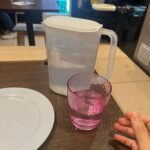 Ng Siu-Hin Instagram - ⭐️呀德食評⭐️「英國🇬🇧兩餸飯放題」 有留意我動向的朋友都知道， 我因為電影節的原故，在英國待了三四天。 在英國吃了三天的牛扒後，我已經開始想念香港的食物了。 正當我在盤算應該在唐人街進食10英鎊的乾炒牛河，還是接近20英鎊的蘭州拉麵時，我看到了這個。 「香港樓Hong Kong Buffet」 這個時候我知道，美食勇者呀德aka牙軒要出動了！ 黑椒牛肉，辣豆瓣醬炒雞，豉椒牛肉，蘑菇炒雞肉，炸魷魚圈，甜酸咕嚕雞，沙嗲雞，香辣椒鹽蝦，炸雞排，酥炸雞翼，京都排骨，炸春卷，薯餅，西蘭花，椒鹽薯仔，炸薯條，豉油王炒麵，楊州炒飯，薯圈，不知為何有兩盤薯片。 這就是香港Buffet的全部餐單！除了薯片和幾樣炸物之外，活脫脫就是一個頹飯放題！！ 先說價錢，大門口寫着14.95英鎊，最後收費連稅16.45英鎊，不包括飲料，飲料收費大概2英鎊一罐汽水。 一進門我已經發現，除了員工皆是華人面孔以外，所有客人都是外國人。 「要進來嗎？」 當員工對我說普通話時，我覺得也沒有什麼大問題，雖然香港是講廣東話，但是在外國說普通話的客人數量，必然是比廣東話多的。 因此香港樓在英國以普通話服務華人客人是無可厚非的。 「一位！」 但作為香港人，我當然要以母語廣東話回敬他。 「一位，哦。」 他也聽懂了。 我在上面寫了很多，終於來到核心的食評部份。 但大家留意，食評部份會 很短！！！ 我吃完了兩大碗的份量，希望作一個詳細的食評，基本上除了薯片和薯餅之外，我都試過了。 但他們的食物 太正常了！！ 牛肉很正常，雞肉很正常，咕嚕肉很正常！ 魷魚圈有一點不夠脆，但不算過分。 豉油王炒麵，用類似伊麵的面底有點奇怪，但味道尚可。 楊州炒飯不算沒有鑊氣，但也不算很有鑊氣，就是正正常常茶餐廳水準！ 我吃得最多的是香辣椒鹽蝦，不算香也不辣，但是肉質不錯，很正常！！ 正常得就像香港兩餸飯的水準！！！ 在我進食時，有一個看似老闆娘的人回到餐廳， 從她的普通話口音，我發現他的母語應該不是普通話，因此在最後我和她有了以下對話。 👶🏻「老闆娘，你係咪香港人呀？」 👩🏻「香港人？而家少香港人嚟呀。」 👶🏻「咁你呢？你係咪香港人？」 👩🏻「我廣州嘅。」 👶🏻「咁呢度老闆係咪香港人？」 👩🏻「係呀係呀⋯」 到最後我也沒能在香港樓中，遇到同鄉。 說實話，$160左右的價錢，在倫敦中心的餐館中，並不算貴。隨隨便便一份牛扒也要$2-300。 幫我把圖片給同行的英國朋友看時，他們也確認我已經把$160吃回本了。 如果已經移民英國的朋友，想念香港，想去嘗試一番的話，我覺得也是可以的。 你也許不會見到香港人，我也不確定那裏的老闆是不是香港人。 但是那個味道，的確是正正宗宗的香港頹飯。 P.S.最後一張圖，是我敗給了倫敦的天氣，面對突如其來的驟雨，從唐人街敗走回酒店的照片。