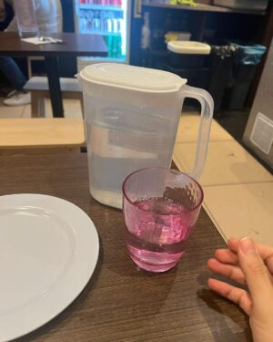 Ng Siu-Hin Instagram - ⭐️呀德食評⭐️「英國🇬🇧兩餸飯放題」

有留意我動向的朋友都知道，
我因為電影節的原故，在英國待了三四天。

在英國吃了三天的牛扒後，我已經開始想念香港的食物了。

正當我在盤算應該在唐人街進食10英鎊的乾炒牛河，還是接近20英鎊的蘭州拉麵時，我看到了這個。

「香港樓Hong Kong Buffet」

這個時候我知道，美食勇者呀德aka牙軒要出動了！

黑椒牛肉，辣豆瓣醬炒雞，豉椒牛肉，蘑菇炒雞肉，炸魷魚圈，甜酸咕嚕雞，沙嗲雞，香辣椒鹽蝦，炸雞排，酥炸雞翼，京都排骨，炸春卷，薯餅，西蘭花，椒鹽薯仔，炸薯條，豉油王炒麵，楊州炒飯，薯圈，不知為何有兩盤薯片。

這就是香港Buffet的全部餐單！除了薯片和幾樣炸物之外，活脫脫就是一個頹飯放題！！

先說價錢，大門口寫着14.95英鎊，最後收費連稅16.45英鎊，不包括飲料，飲料收費大概2英鎊一罐汽水。

一進門我已經發現，除了員工皆是華人面孔以外，所有客人都是外國人。

「要進來嗎？」

當員工對我說普通話時，我覺得也沒有什麼大問題，雖然香港是講廣東話，但是在外國說普通話的客人數量，必然是比廣東話多的。
因此香港樓在英國以普通話服務華人客人是無可厚非的。

「一位！」

但作為香港人，我當然要以母語廣東話回敬他。

「一位，哦。」

他也聽懂了。

我在上面寫了很多，終於來到核心的食評部份。
但大家留意，食評部份會 很短！！！

我吃完了兩大碗的份量，希望作一個詳細的食評，基本上除了薯片和薯餅之外，我都試過了。

但他們的食物 太正常了！！
牛肉很正常，雞肉很正常，咕嚕肉很正常！
魷魚圈有一點不夠脆，但不算過分。
豉油王炒麵，用類似伊麵的面底有點奇怪，但味道尚可。
楊州炒飯不算沒有鑊氣，但也不算很有鑊氣，就是正正常常茶餐廳水準！
我吃得最多的是香辣椒鹽蝦，不算香也不辣，但是肉質不錯，很正常！！

正常得就像香港兩餸飯的水準！！！

在我進食時，有一個看似老闆娘的人回到餐廳，
從她的普通話口音，我發現他的母語應該不是普通話，因此在最後我和她有了以下對話。

👶🏻「老闆娘，你係咪香港人呀？」
👩🏻「香港人？而家少香港人嚟呀。」
👶🏻「咁你呢？你係咪香港人？」
👩🏻「我廣州嘅。」
👶🏻「咁呢度老闆係咪香港人？」
👩🏻「係呀係呀⋯」

到最後我也沒能在香港樓中，遇到同鄉。

說實話，$160左右的價錢，在倫敦中心的餐館中，並不算貴。隨隨便便一份牛扒也要$2-300。
幫我把圖片給同行的英國朋友看時，他們也確認我已經把$160吃回本了。

如果已經移民英國的朋友，想念香港，想去嘗試一番的話，我覺得也是可以的。
你也許不會見到香港人，我也不確定那裏的老闆是不是香港人。
但是那個味道，的確是正正宗宗的香港頹飯。

P.S.最後一張圖，是我敗給了倫敦的天氣，面對突如其來的驟雨，從唐人街敗走回酒店的照片。